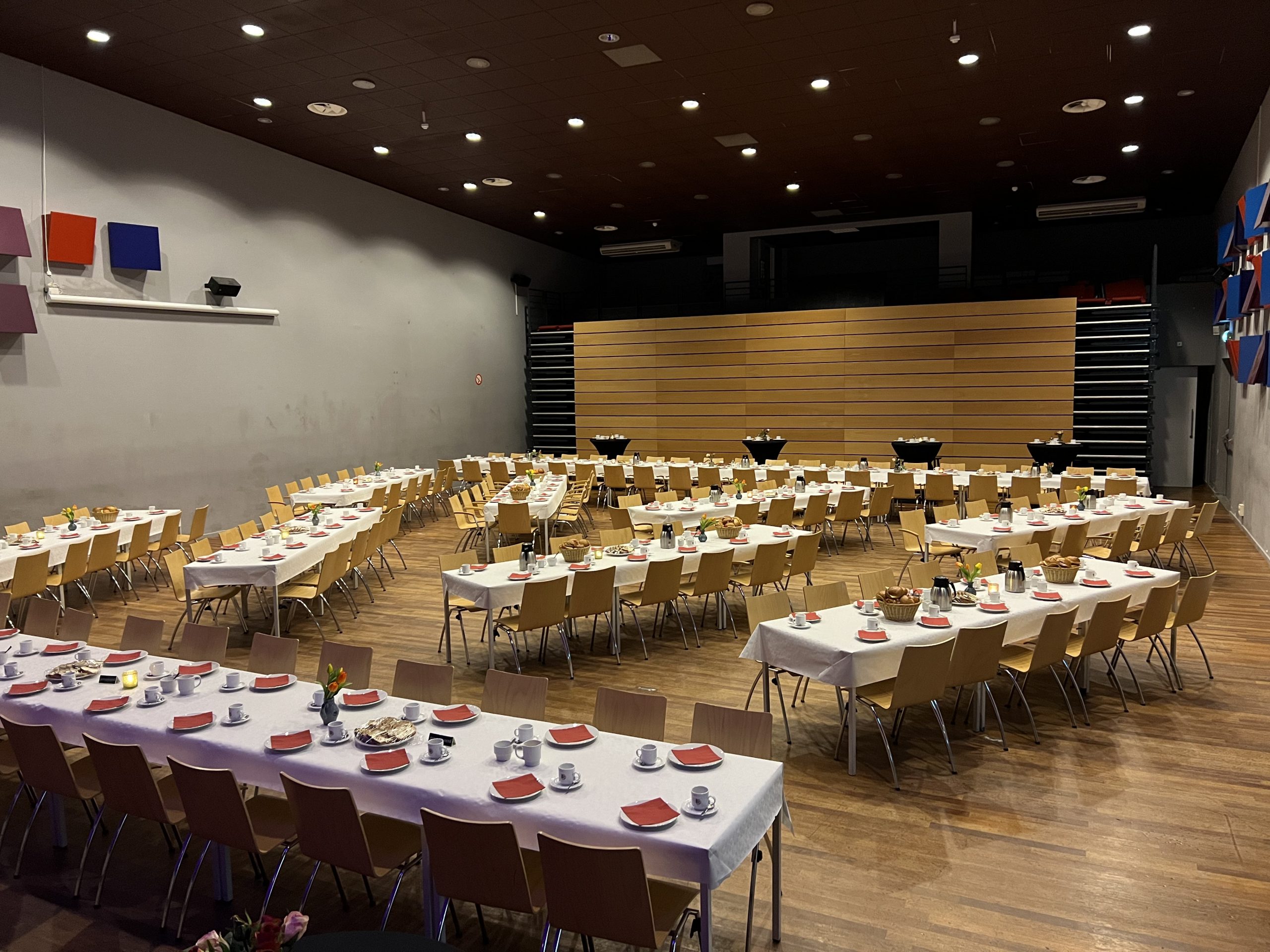 Gedekte tafels zaal van de bombardon